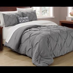 Pin tuck full/queen comforter set
